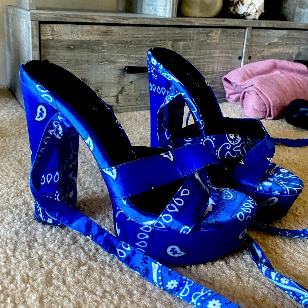 Banana lace up shoes